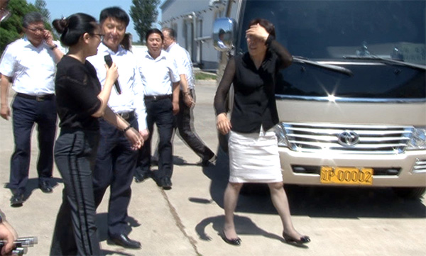 6月21日遼寧省副省長郝春榮來正業(yè)花生考察指導(圖1) 2018062514563411.jpg