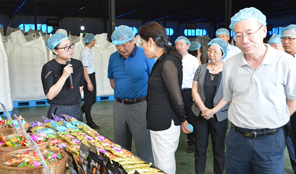 6月21日遼寧省副省長郝春榮來正業(yè)花生考察指導(圖2) 2018062514584420.jpg