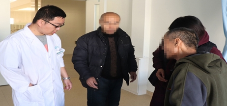 康復(fù)治療70天，偏癱患者步行出院！