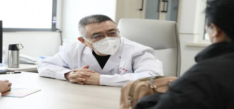 患者如潮，就診場(chǎng)面火爆！市二院著名專家診區(qū)百余位專家陸續(xù)來(lái)院出診