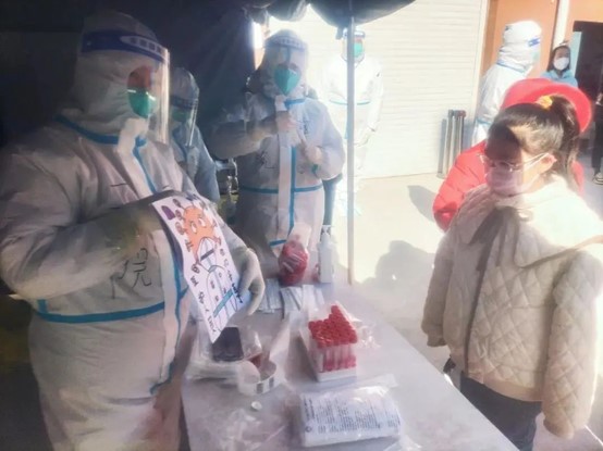 戰(zhàn)疫一線|6萬人次,市二院核酸采樣醫(yī)療隊(duì)支援綏中的第24天!(圖2) 戰(zhàn)疫一線|6萬人次,市二院核酸采樣醫(yī)療隊(duì)支援綏中的第24天!(圖2)