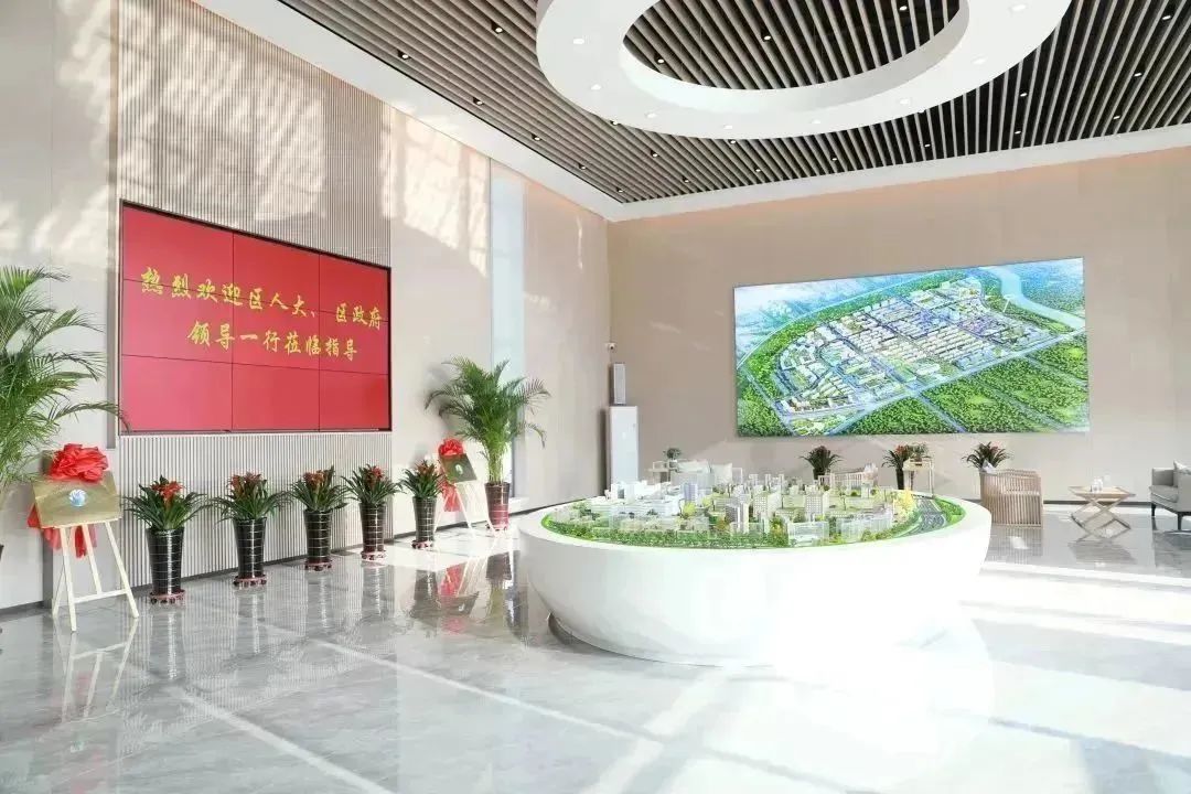 龍港區(qū)人大、區(qū)政府領(lǐng)導一行視察調(diào)研龍港國際醫(yī)療健康產(chǎn)業(yè)園(圖2) 龍港區(qū)人大、區(qū)政府領(lǐng)導一行視察調(diào)研龍港國際醫(yī)療健康產(chǎn)業(yè)園(圖2)