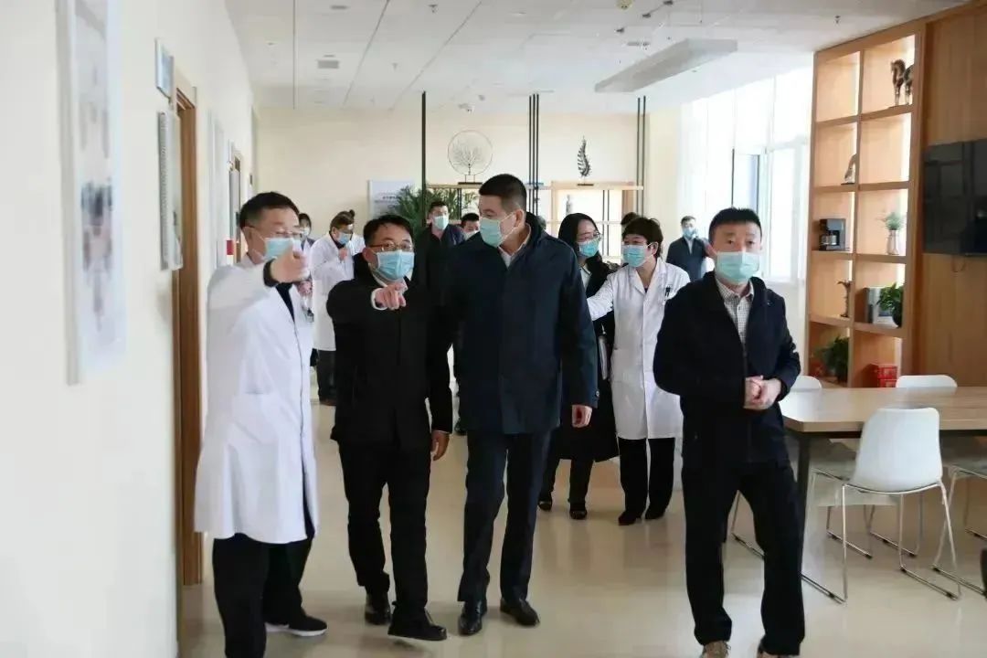 龍港區(qū)人大、區(qū)政府領(lǐng)導一行視察調(diào)研龍港國際醫(yī)療健康產(chǎn)業(yè)園(圖4) 龍港區(qū)人大、區(qū)政府領(lǐng)導一行視察調(diào)研龍港國際醫(yī)療健康產(chǎn)業(yè)園(圖4)