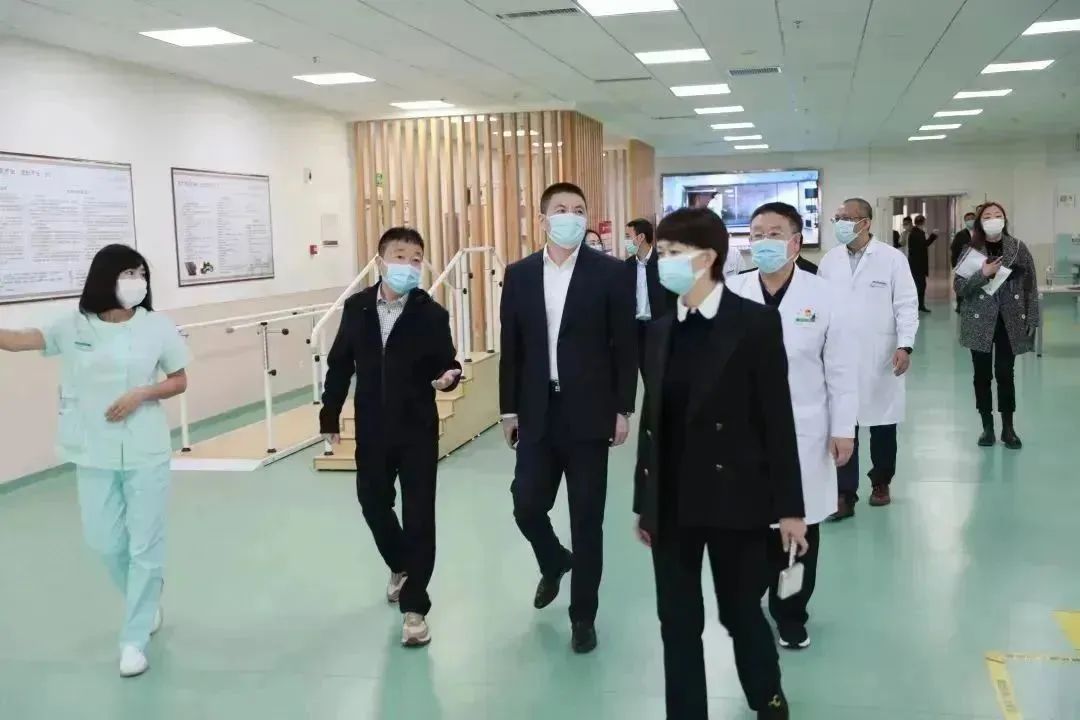 龍港區(qū)人大、區(qū)政府領(lǐng)導一行視察調(diào)研龍港國際醫(yī)療健康產(chǎn)業(yè)園(圖6) 龍港區(qū)人大、區(qū)政府領(lǐng)導一行視察調(diào)研龍港國際醫(yī)療健康產(chǎn)業(yè)園(圖6)