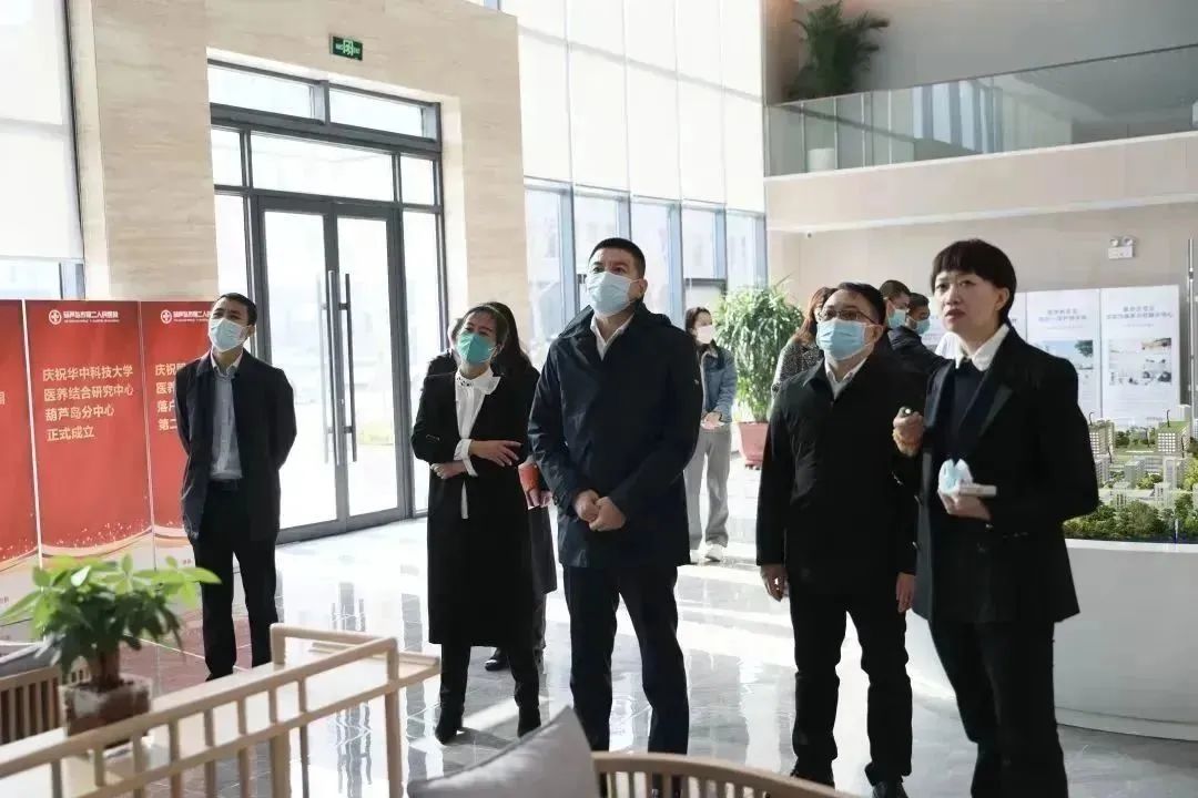 龍港區(qū)人大、區(qū)政府領(lǐng)導一行視察調(diào)研龍港國際醫(yī)療健康產(chǎn)業(yè)園(圖9) 龍港區(qū)人大、區(qū)政府領(lǐng)導一行視察調(diào)研龍港國際醫(yī)療健康產(chǎn)業(yè)園(圖9)