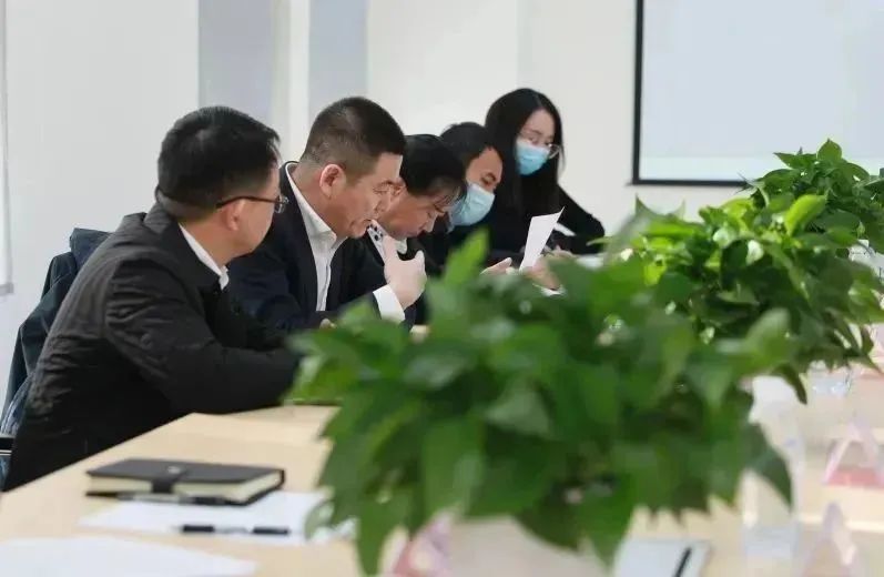 龍港區(qū)人大、區(qū)政府領(lǐng)導一行視察調(diào)研龍港國際醫(yī)療健康產(chǎn)業(yè)園(圖13) 龍港區(qū)人大、區(qū)政府領(lǐng)導一行視察調(diào)研龍港國際醫(yī)療健康產(chǎn)業(yè)園(圖13)