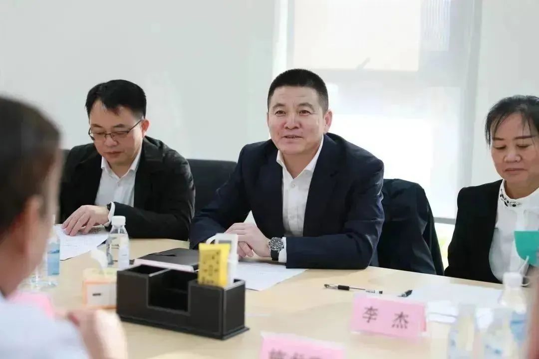 龍港區(qū)人大、區(qū)政府領(lǐng)導一行視察調(diào)研龍港國際醫(yī)療健康產(chǎn)業(yè)園(圖11) 龍港區(qū)人大、區(qū)政府領(lǐng)導一行視察調(diào)研龍港國際醫(yī)療健康產(chǎn)業(yè)園(圖11)