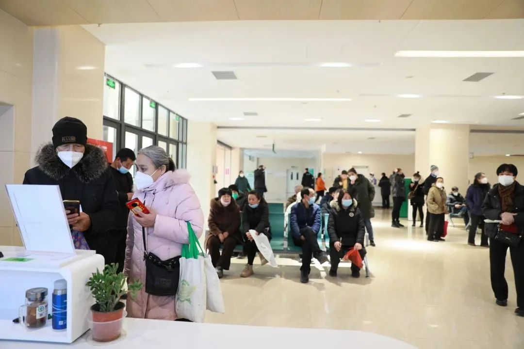 患者如潮，就診場面火爆！市二院著名專家診區(qū)百余位專家陸續(xù)來院出診(圖1)