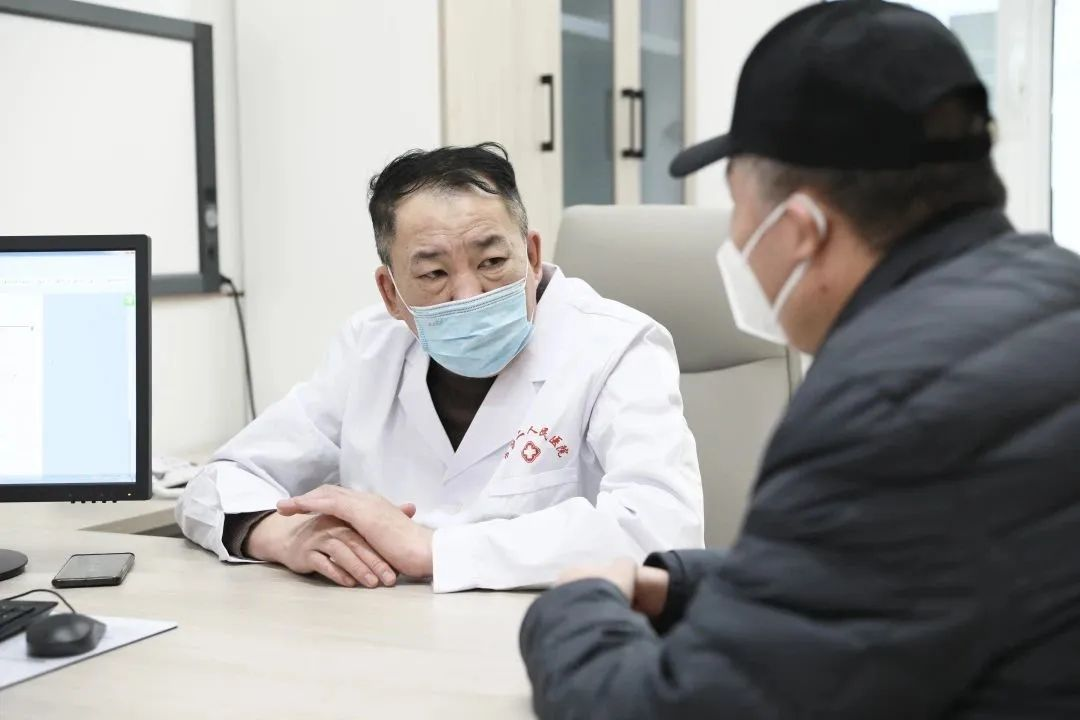 患者如潮，就診場面火爆！市二院著名專家診區(qū)百余位專家陸續(xù)來院出診(圖4)