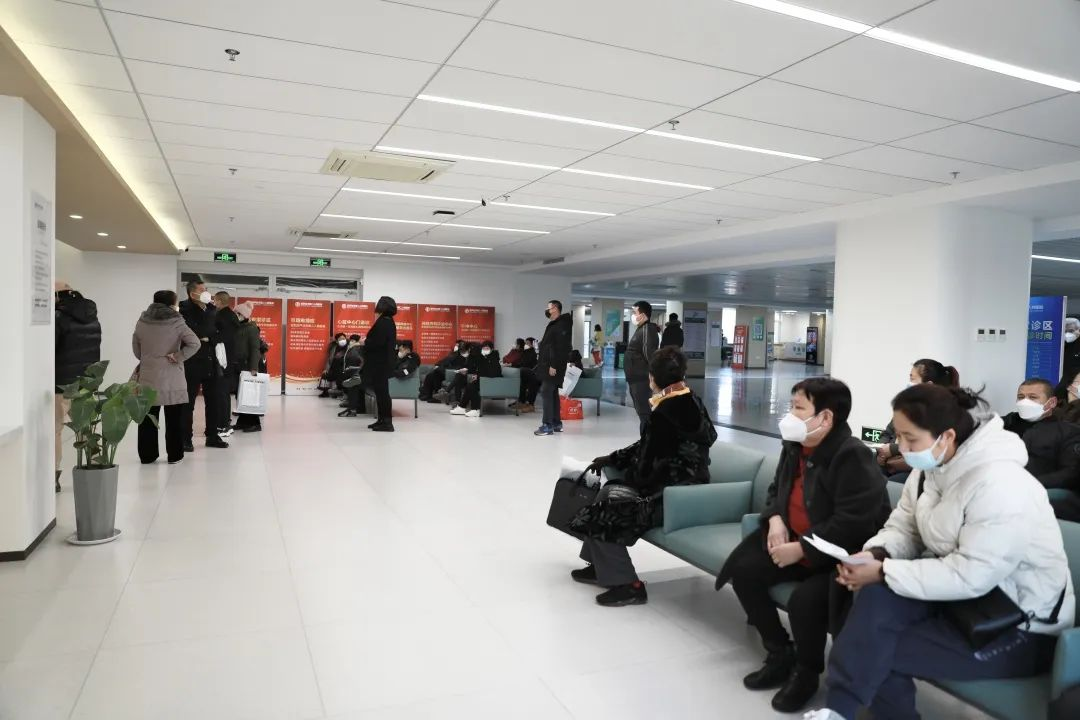 患者如潮，就診場面火爆！市二院著名專家診區(qū)百余位專家陸續(xù)來院出診(圖8)