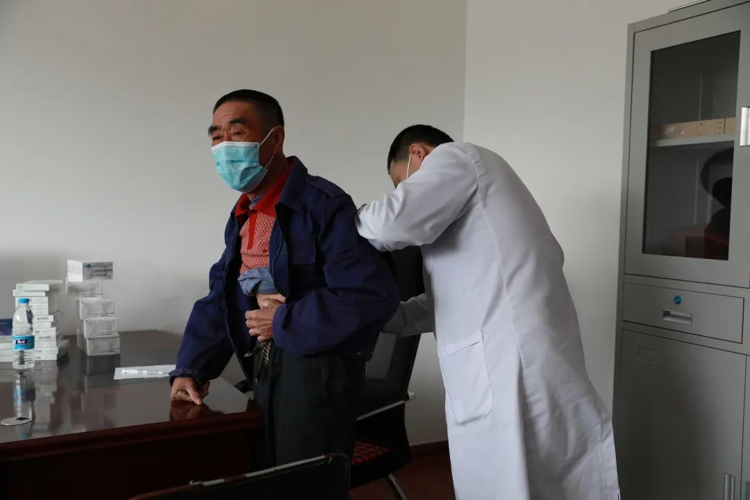 踐行黨的二十大精神,市二院黨員開展大型公益出診!(圖2) 踐行黨的二十大精神,市二院黨員開展大型公益出診!(圖2)