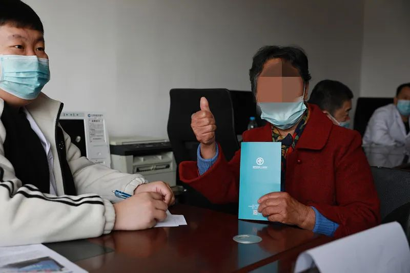 踐行黨的二十大精神,市二院黨員開展大型公益出診!(圖7) 踐行黨的二十大精神,市二院黨員開展大型公益出診!(圖7)