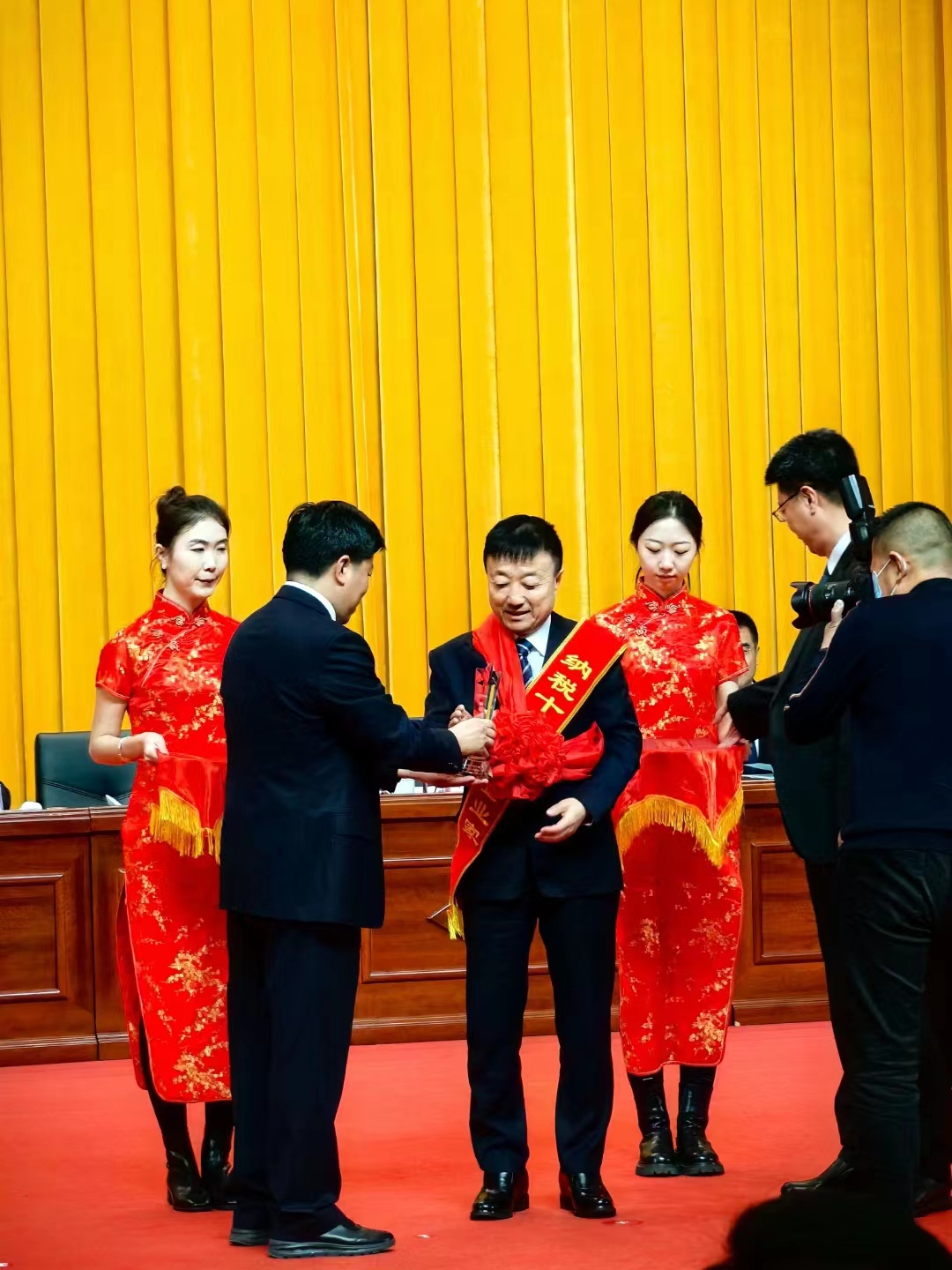《全市民營經濟大會》暨2023年度民營企業納稅十強表彰大會在葫蘆島市文化宮隆重召開，董事長趙立君先生代表集團上臺領獎(圖3)