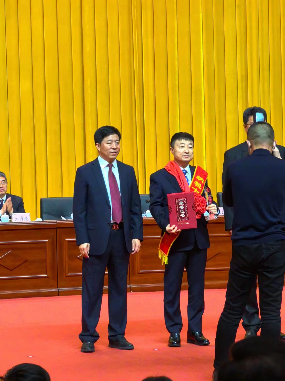 《全市民營經濟大會》暨2023年度民營企業納稅十強表彰大會在葫蘆島市文化宮隆重召開，董事長趙立君先生代表集團上臺領獎(圖4)