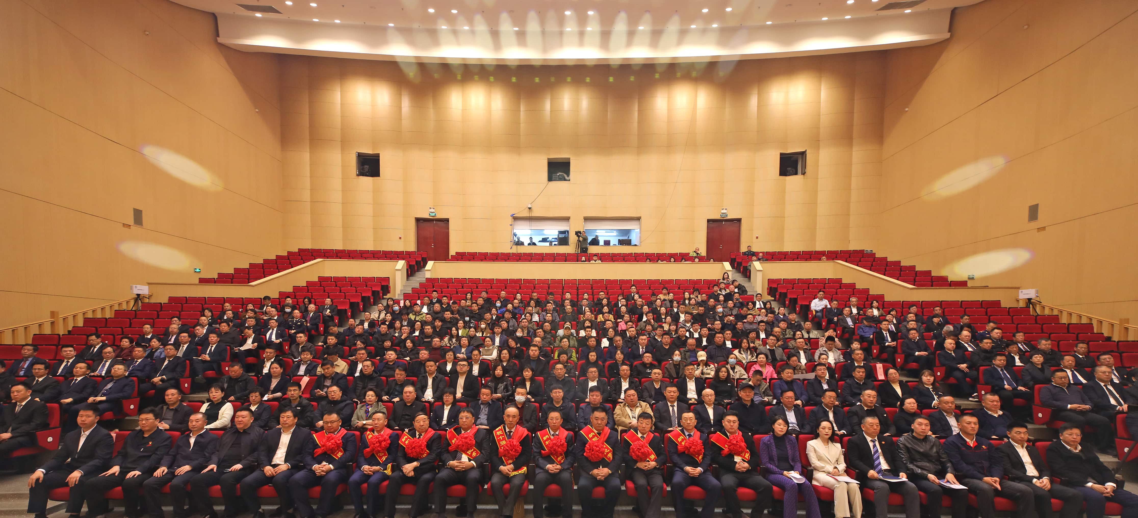 正業(yè)集團(tuán)再登納稅十強(qiáng)榜！董事長(zhǎng)趙立君出席全市民營(yíng)經(jīng)濟(jì)大會(huì)接受表彰(圖4)